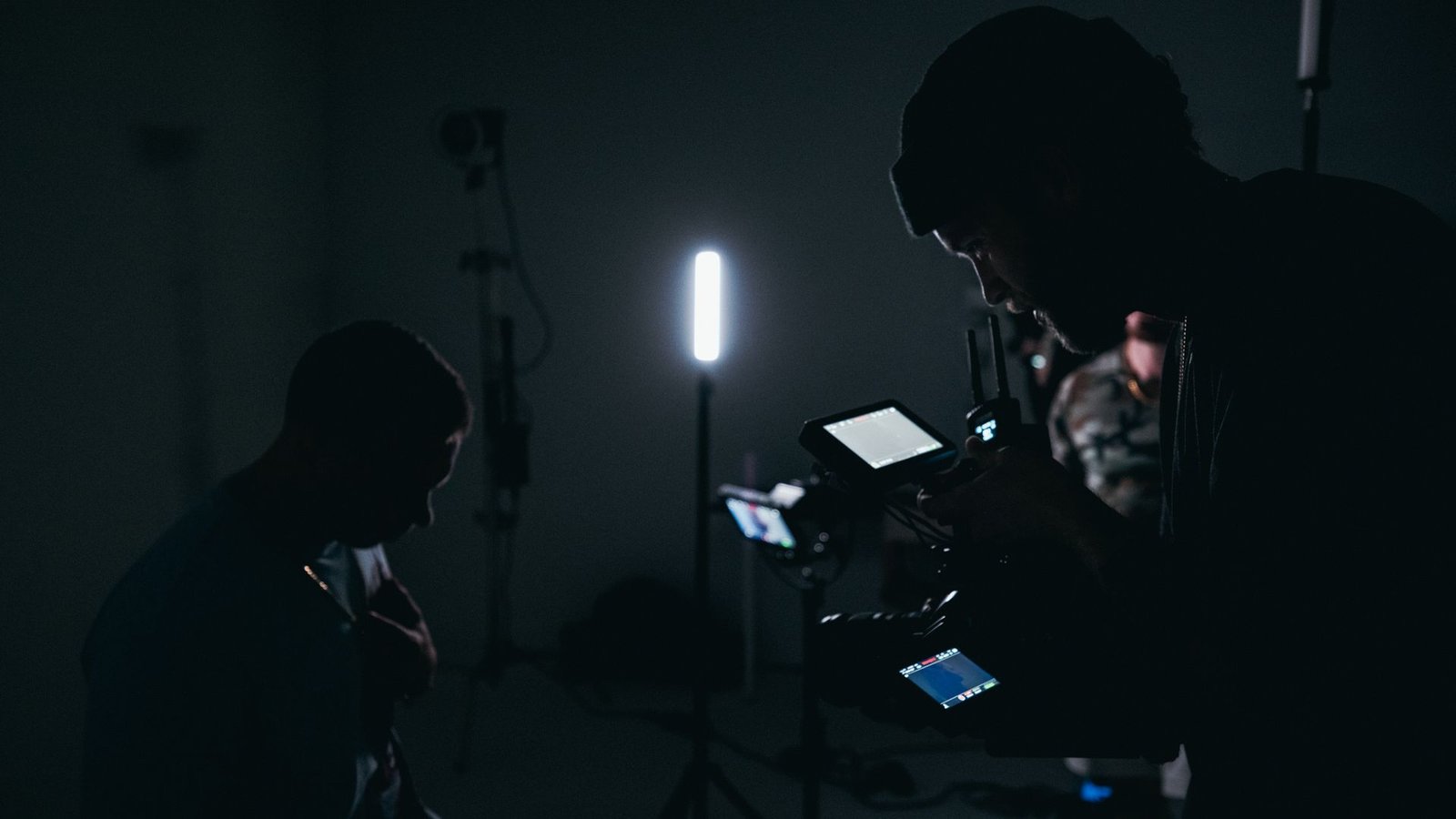 Set de grabación con iluminación de estudio
