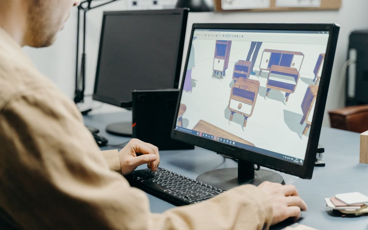 Diseñador trabajando en una animación de gráficos en pantalla